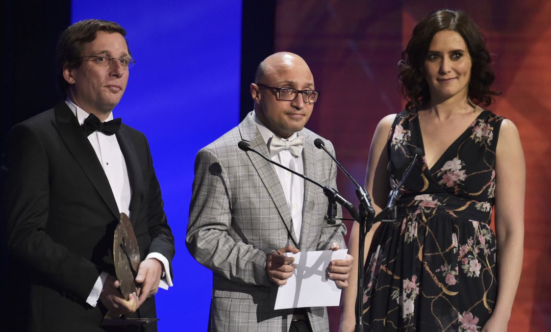 El alcalde de Madrid, José Luis Martínez-Almeida, y la presidenta de la Comunidad de Madrid, Isabel Díaz Ayuso, junto al actor Jesús Vidal en la gala de los premios forqué 2020. El alcalde de Madrid, José Luis Martínez-Almeida, y la presidenta de la Comunidad de Madrid, Isabel Díaz Ayuso, junto al actor Jesús Vidal en la gala de los premios forqué 2020.