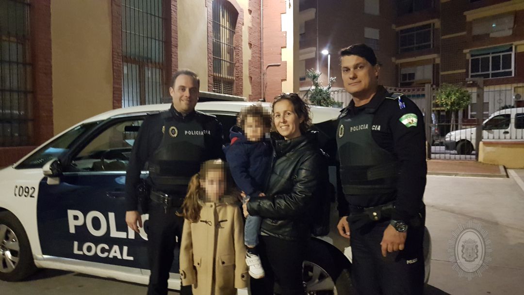 Los dos miembros de la Policia Local de Motril tras su actuación en la maniobra de Heimlich y que salvó la vida de la niña de siete años Los dos miembros de la Policia Local de Motril tras su actuación en la maniobra de Heimlich y que salvó la vida de la niña de siete años