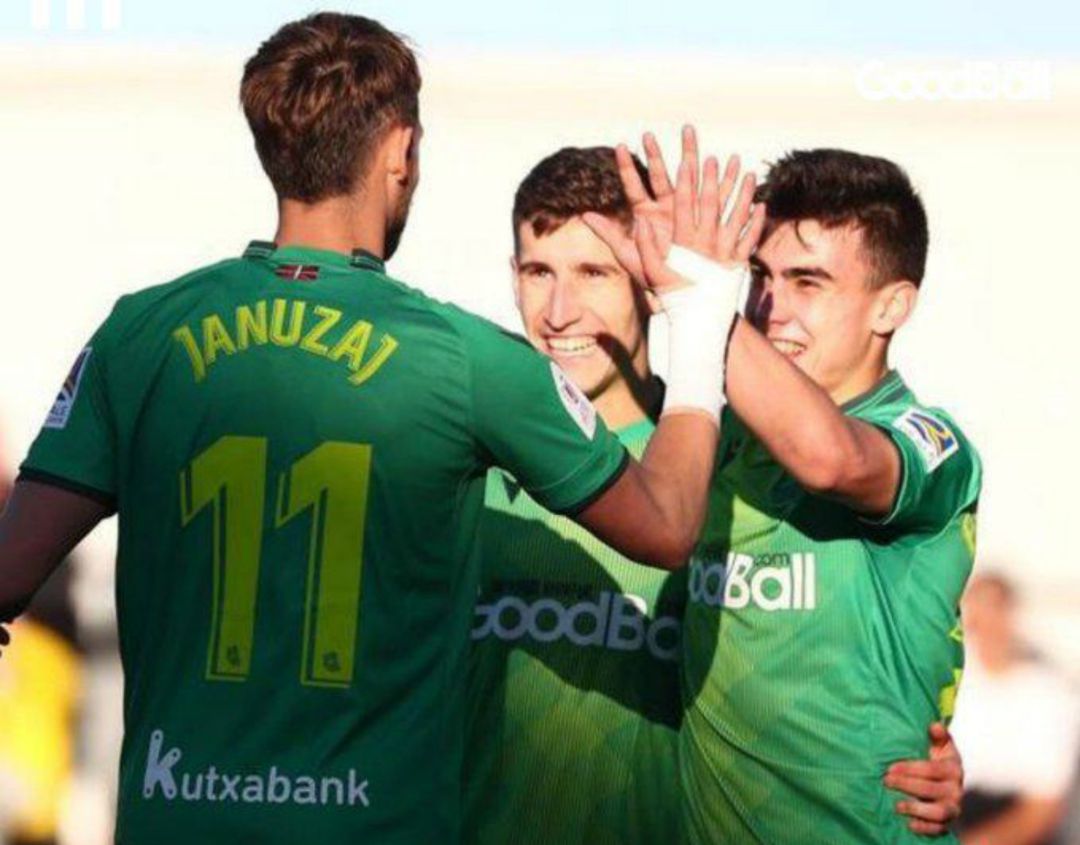 Januzaj se saluda con Barrenetxea y Aihen Muñoz Januzaj se saluda con Barrenetxea y Aihen Muñoz