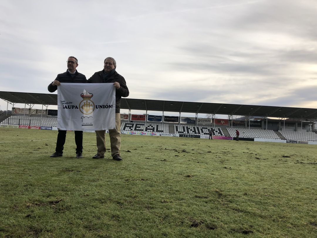 Gorka Etxeberria posa sobre el maltrecho césped del Stadium Gal con el presidente, Ricardo García Gorka Etxeberria posa sobre el maltrecho césped del Stadium Gal con el presidente, Ricardo García