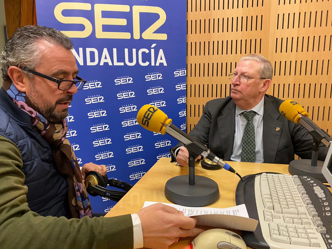 El presidente del Consejo de Cofradías, Francisco Vélez -a la derecha de la imagen-, junto a Paco García en el estudio del programa Cruz de Guía El presidente del Consejo de Cofradías, Francisco Vélez -a la derecha de la imagen-, junto a Paco García en el estudio del programa Cruz de Guía