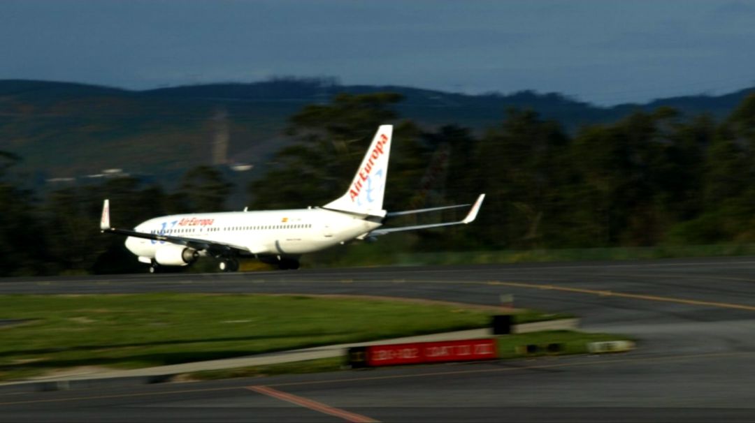 Un avión despegando en Peinador Un avión despegando en Peinador