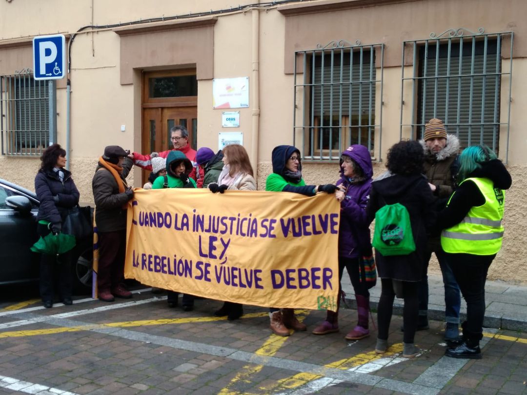 Integrantes de la PAH concentrados ante la Concejalía de Servicios Sociales del Ayuntamiento de Zamora Integrantes de la PAH concentrados ante la Concejalía de Servicios Sociales del Ayuntamiento de Zamora