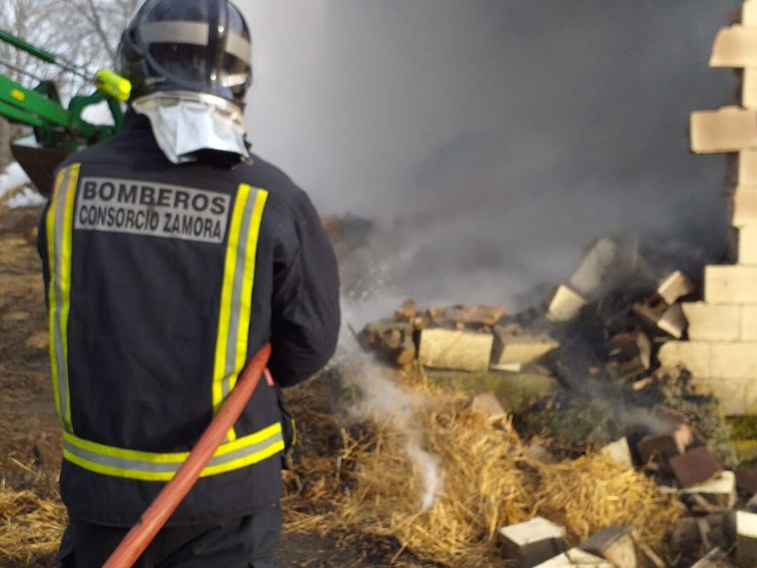 Un bombero trabaja en la extinción del incendio de la nave ganadera Un bombero trabaja en la extinción del incendio de la nave ganadera