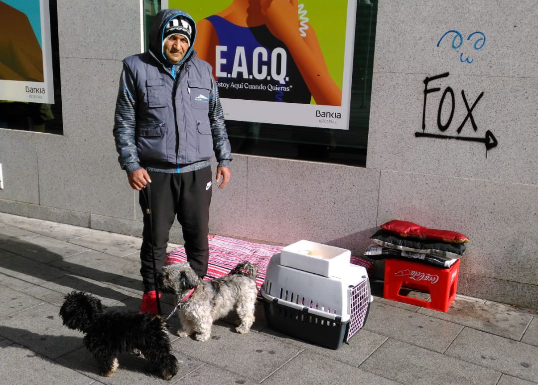 "Nos alegramos cuando sale el sol, por la noche tenemos mucho frío" "Nos alegramos cuando sale el sol, por la noche tenemos mucho frío"