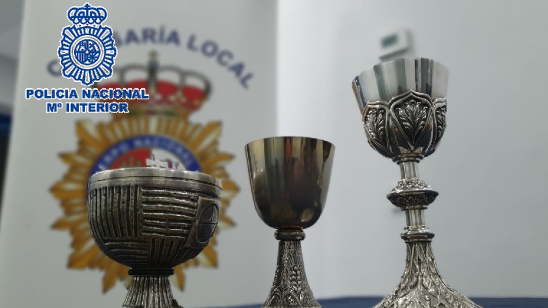 Recuperan tres cálices valorados en 1.500 euros robados de una iglesia