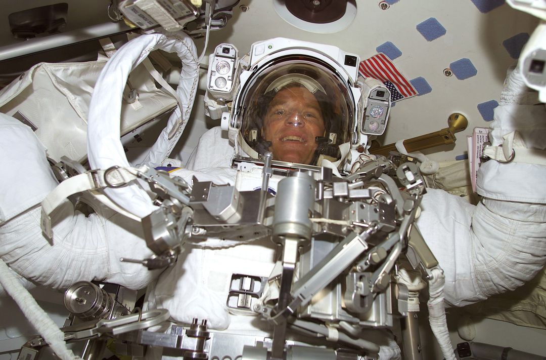 El astronauta Scott F. Parazynski se prepara para salir de la esclusa de aire del transbordador espacial Endeavour durante varias horas de trabajo extravehicular en la Estación Espacial Internacional (EEI) el 22 de abril de 2001 en órbita sobre la Tierra. El astronauta Scott F. Parazynski se prepara para salir de la esclusa de aire del transbordador espacial Endeavour durante varias horas de trabajo extravehicular en la Estación Espacial Internacional (EEI) el 22 de abril de 2001 en órbita sobre la Tierra.