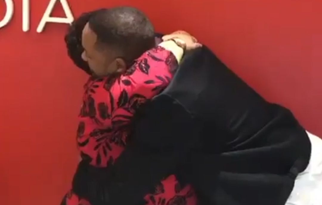 Will Smith junto a la recepcionista. Will Smith junto a la recepcionista.