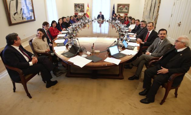 Sala de reuniones de La Moncloa durante el primer consejo de ministros del Gobierno de coalición del PSOE y Unidas Podemos en la XIV Legislatura. Asisten todos los miembros del Gobierno. Sala de reuniones de La Moncloa durante el primer consejo de ministros del Gobierno de coalición del PSOE y Unidas Podemos en la XIV Legislatura. Asisten todos los miembros del Gobierno.