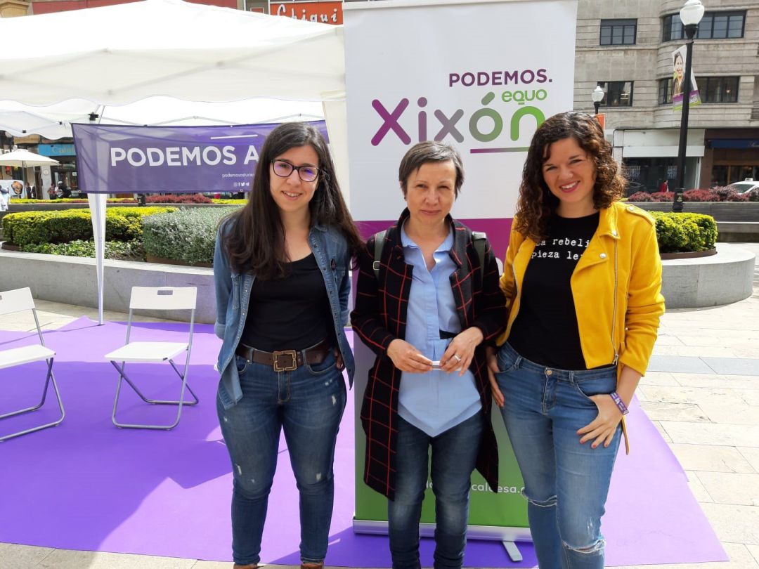 Sofía Castañón (primera por la derecha), posa junto a Yolanda Huergo -portavoz de Podemos Equo Xixón- y Alba González -nueva directora general de Igauldad de Trato-. Sofía Castañón (primera por la derecha), posa junto a Yolanda Huergo -portavoz de Podemos Equo Xixón- y Alba González -nueva directora general de Igauldad de Trato-.