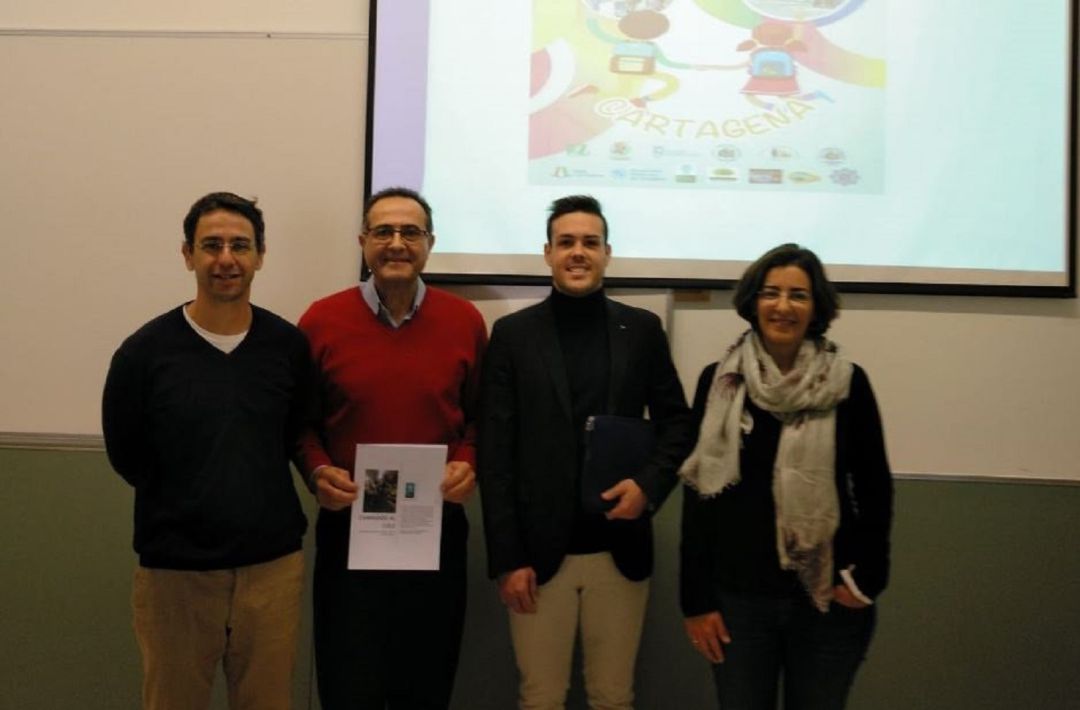 Foto de izda a derecha: El profesor David Cegarra Leiva; José Ángel Vivancos, portavoz del colectivo Vía Libre de Cartagena; el estudiante Manuel Haro Carrascosa, autor del estudio y la profesora Mª Eugenia Sánchez Vidal. Foto de izda a derecha: El profesor David Cegarra Leiva; José Ángel Vivancos, portavoz del colectivo Vía Libre de Cartagena; el estudiante Manuel Haro Carrascosa, autor del estudio y la profesora Mª Eugenia Sánchez Vidal.
