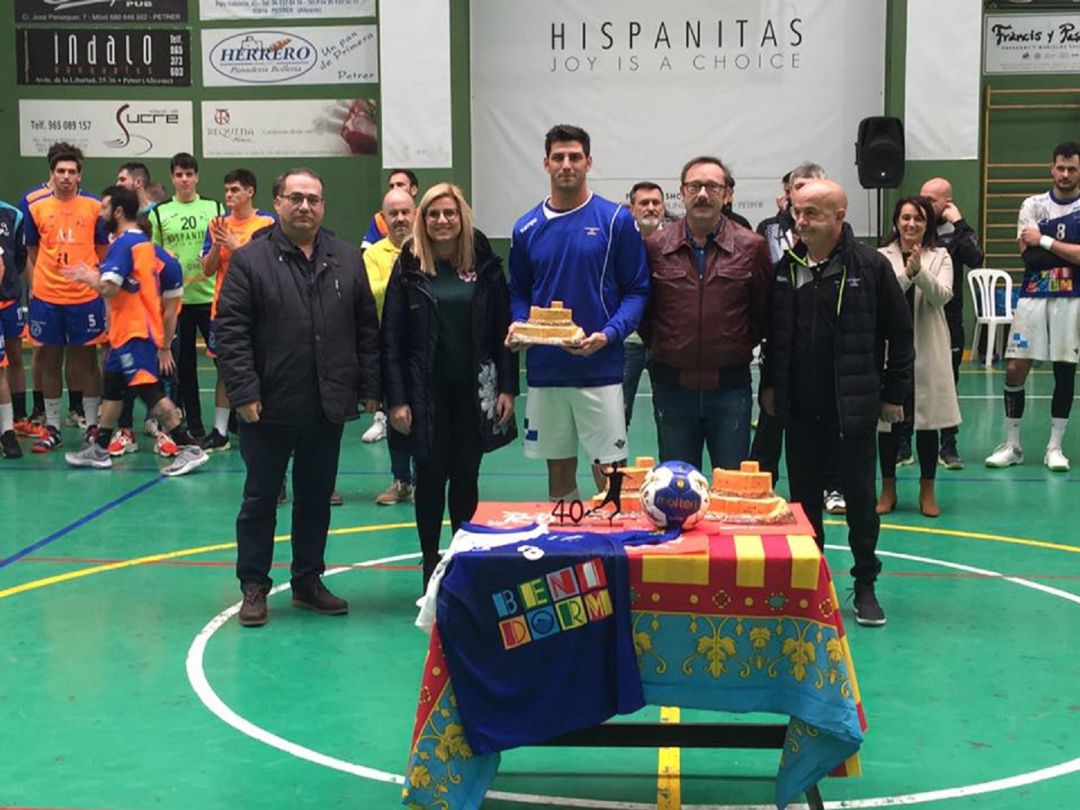 El Benidorm se llevó el trofeo en un partido donde ganó el balonmano y la solidaridad El Benidorm se llevó el trofeo en un partido donde ganó el balonmano y la solidaridad