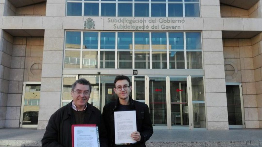Manel Carceller, Plataforma per la llengua, y Raül Diego, con la denuncia presentada Manel Carceller, Plataforma per la llengua, y Raül Diego, con la denuncia presentada