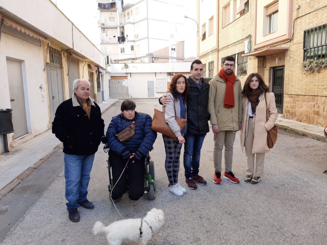 Autoridades municipales y vecinos de Santa Ana con la propietaria afectada Autoridades municipales y vecinos de Santa Ana con la propietaria afectada