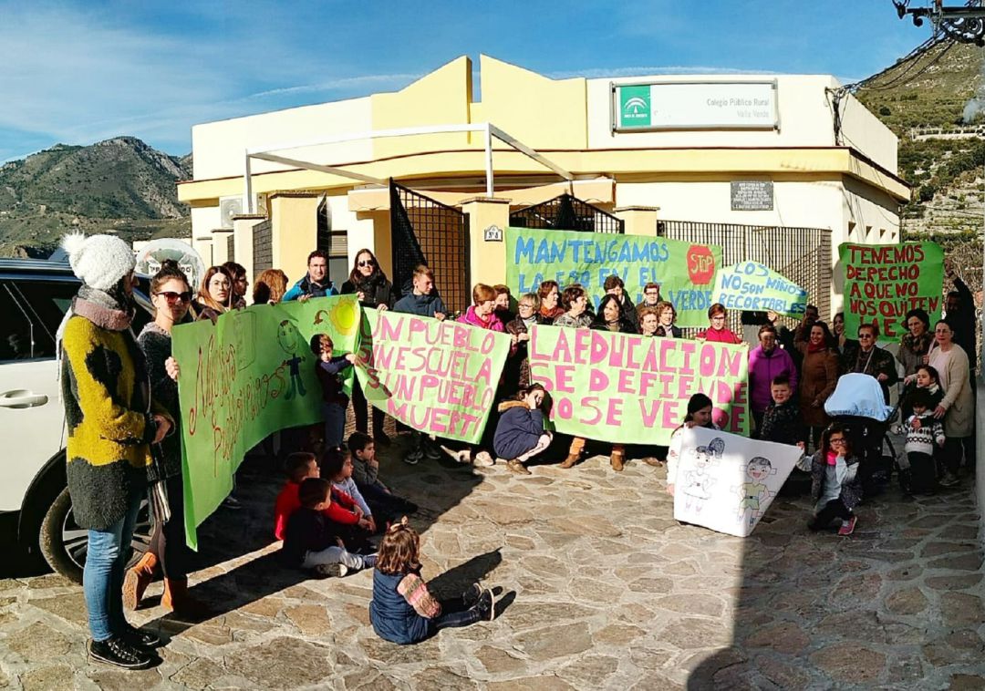 Padres y alumnos se concentran en las puertas del colegio público rural Valle Verde Padres y alumnos se concentran en las puertas del colegio público rural Valle Verde