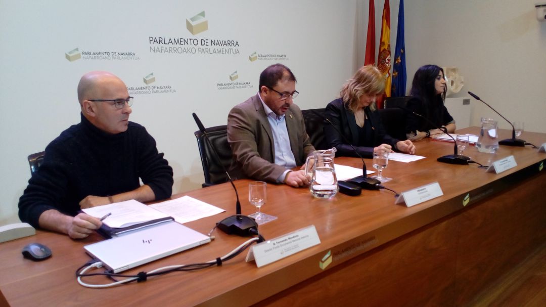 El director del FDMHN, Fernando Mendiola, el presidente del Parlamento, Unai Hualde; la consejera de Relaciones Ciudadanas e Institucionales, Ana Ollo y la coordinadora del FDMHN, Nerea Pérez Ibarrola, en la presentación de la Base de datos del Fondo Documental de la Memoria Histórica en Navarra. El director del FDMHN, Fernando Mendiola, el presidente del Parlamento, Unai Hualde; la consejera de Relaciones Ciudadanas e Institucionales, Ana Ollo y la coordinadora del FDMHN, Nerea Pérez Ibarrola, en la presentación de la Base de datos del Fondo Documental de la Memoria Histórica en Navarra.