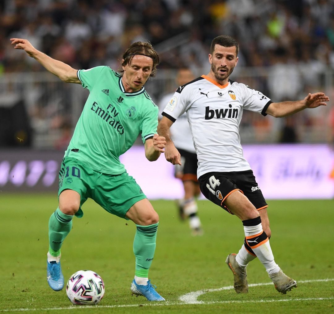 08 January 2020, Saudi Arabia, Jeddah: Valencia's Jose Luis Gaya (L) and Real Madrid's Luka Modric battle for the ball during the Spanish Super Cup semi final soccer match between Valencia CF and Real Madrid CF at King Abdullah Sport City Stadium. Photo: -Saudi Press Agency, dpa
08012020 ONLY FOR USE IN SPAIN 08 January 2020, Saudi Arabia, Jeddah: Valencia's Jose Luis Gaya (L) and Real Madrid's Luka Modric battle for the ball during the Spanish Super Cup semi final soccer match between Valencia CF and Real Madrid CF at King Abdullah Sport City Stadium. Photo: -Saudi Press Agency, dpa
08012020 ONLY FOR USE IN SPAIN