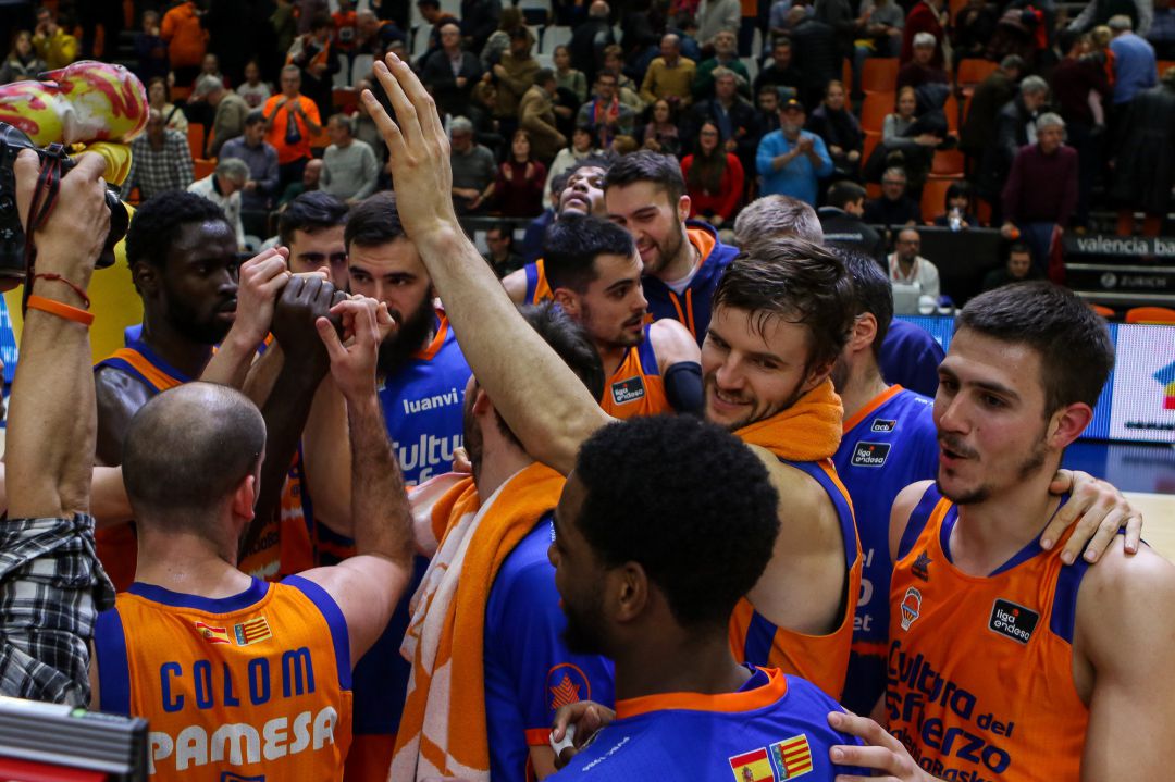 Quino Colom of Valencia Basket celebrate a victori whit team mates during Liga Endesa Regular Season Round 17 match between. Valencia Basket v Club Joventut Badalona played at Fuente de San Luis Pavilion. In Valencia, Espain. January 12, 2020.
12012020 ONLY FOR USE IN SPAIN Quino Colom of Valencia Basket celebrate a victori whit team mates during Liga Endesa Regular Season Round 17 match between. Valencia Basket v Club Joventut Badalona played at Fuente de San Luis Pavilion. In Valencia, Espain. January 12, 2020.
12012020 ONLY FOR USE IN SPAIN
