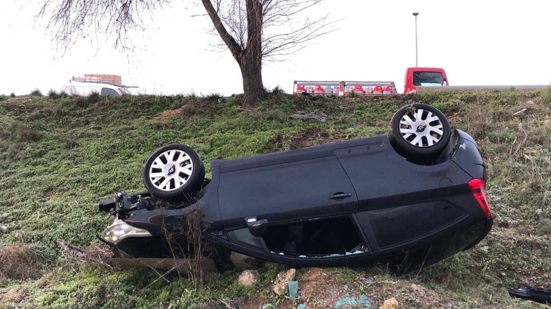 Da positivo en cannabis y cocaína tras volcar con su coche en la VA-20
