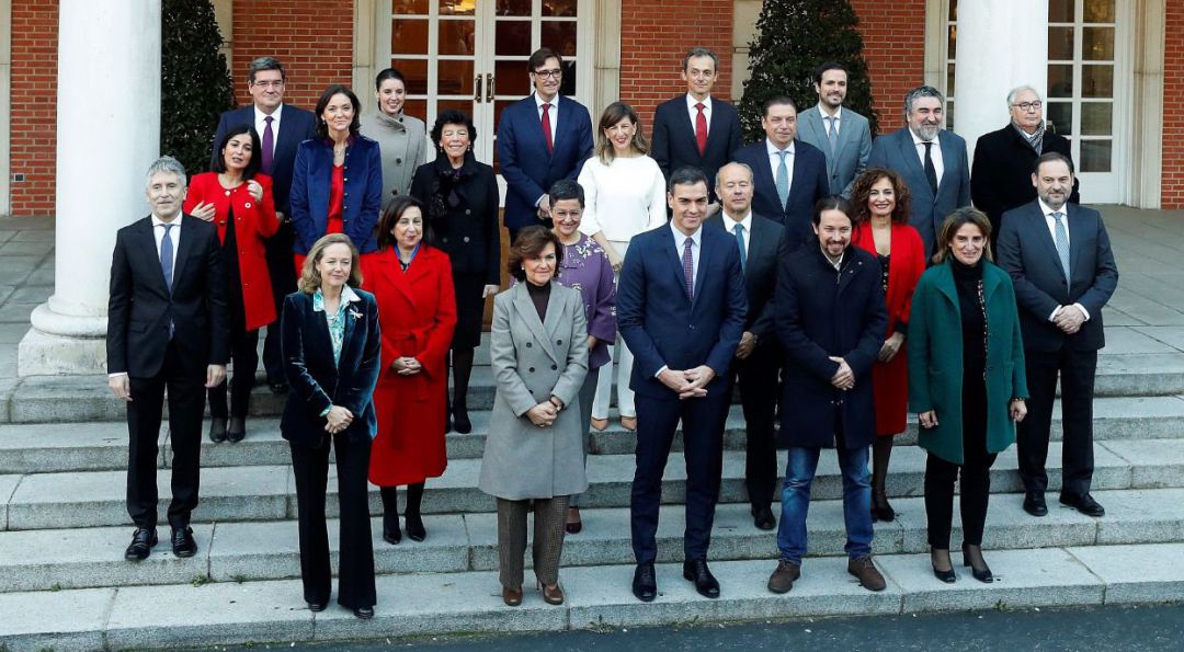 El primer ministro, Pedro Sánchez (C), posa con su nuevo gabinete de ministros en el Palacio de la Moncloa antes del primer Consejo de Ministros celebrado este martes. EFE Emilio Naranjo El primer ministro, Pedro Sánchez (C), posa con su nuevo gabinete de ministros en el Palacio de la Moncloa antes del primer Consejo de Ministros celebrado este martes. EFE Emilio Naranjo