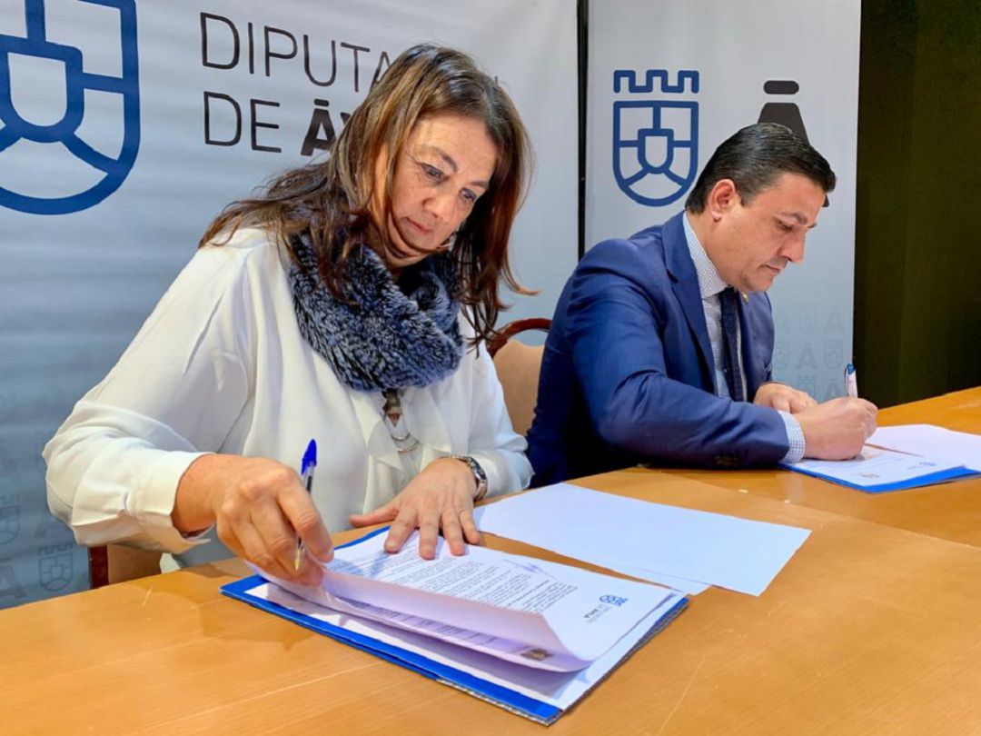 La presidenta de COFABU, Inés Barco, y el presidente de la Diputación de Ávila, Carlos García, firman el convenio de colaboración La presidenta de COFABU, Inés Barco, y el presidente de la Diputación de Ávila, Carlos García, firman el convenio de colaboración