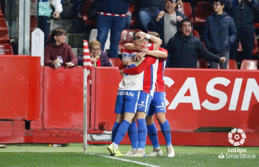 Los jugadores del Sporting celebran el gol de la victoria Los jugadores del Sporting celebran el gol de la victoria