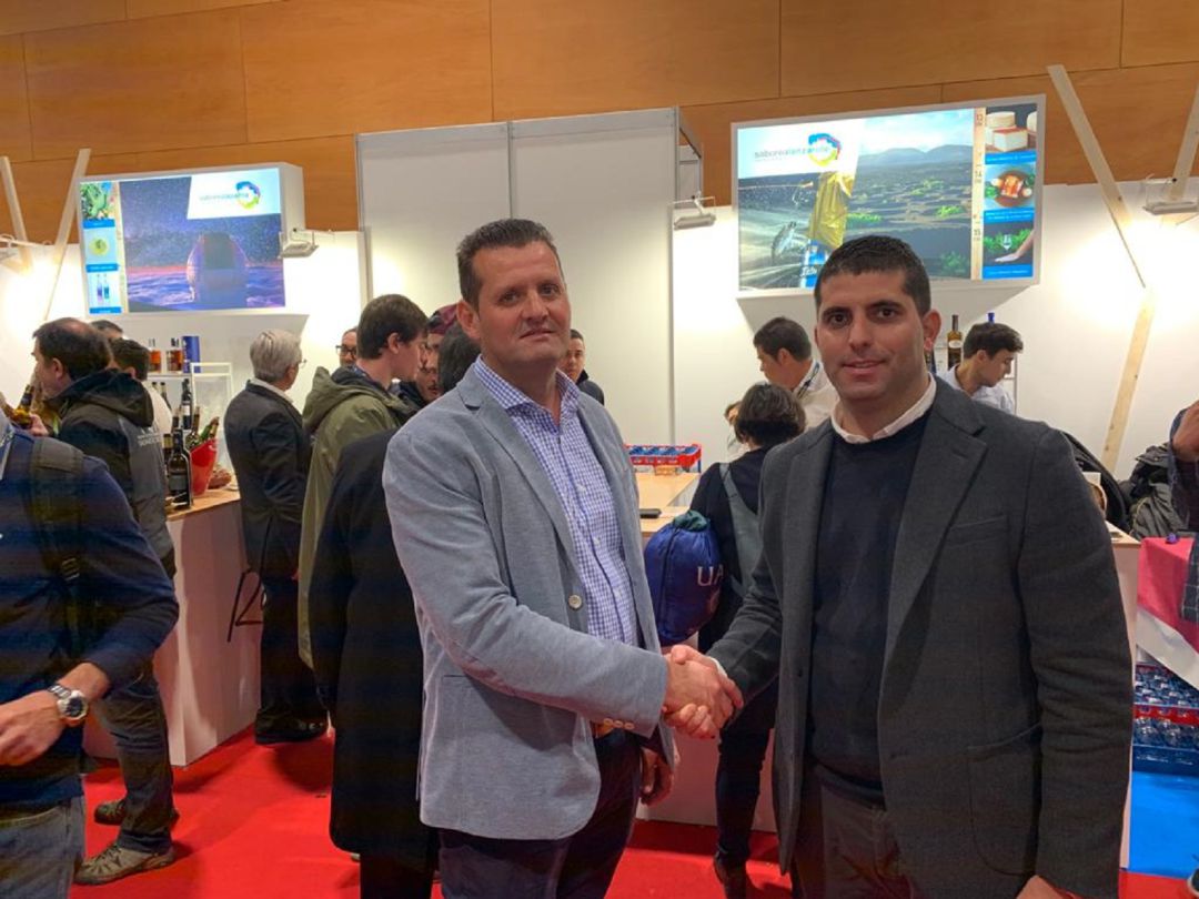 El presidente del CRDO Vinos de Lanzarote, Víctor Díaz, y el consejero de los CACTS, Benjamín Perdomo. El presidente del CRDO Vinos de Lanzarote, Víctor Díaz, y el consejero de los CACTS, Benjamín Perdomo.