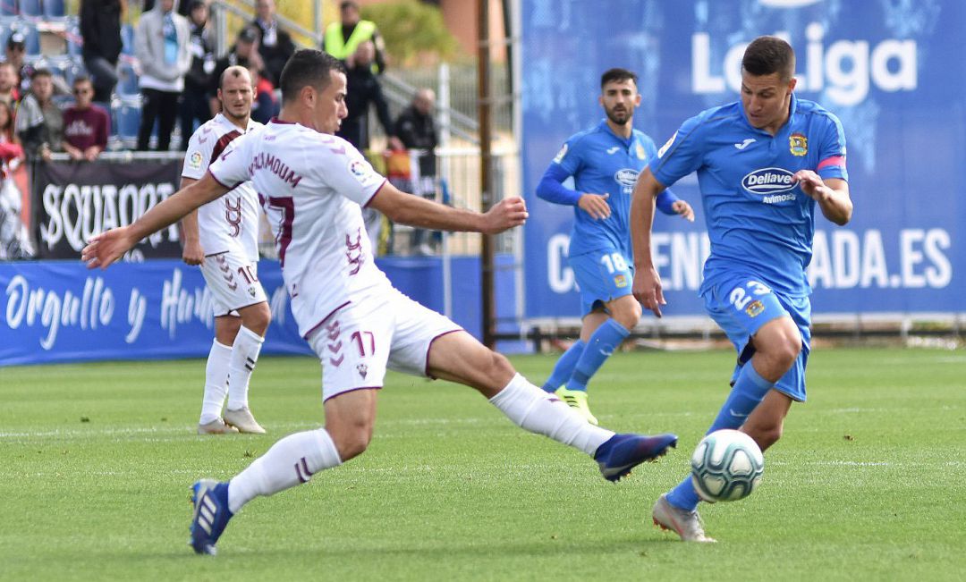 El fuenlabreño Jose Fran (d) y el albaceteño Azamoum compiten por un balón durante un partido en la primera vuelta en el 'Fernando Torres' El fuenlabreño Jose Fran (d) y el albaceteño Azamoum compiten por un balón durante un partido en la primera vuelta en el 'Fernando Torres'