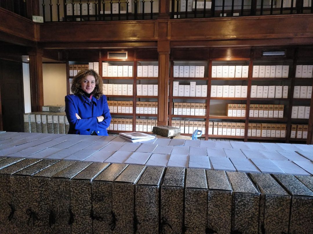 La directora del Archivo de la Nobleza Arantxa Lafuente junto al fondo de Aguilar de Campoo La directora del Archivo de la Nobleza Arantxa Lafuente junto al fondo de Aguilar de Campoo