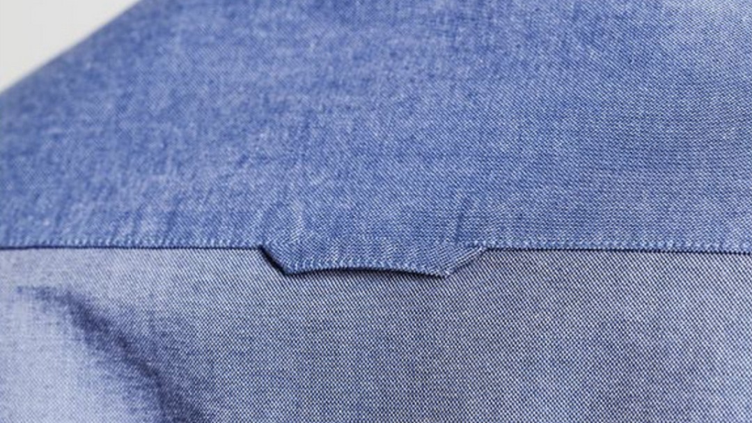 Para qué sirve el lazo que tienen algunas camisas en la parte trasera