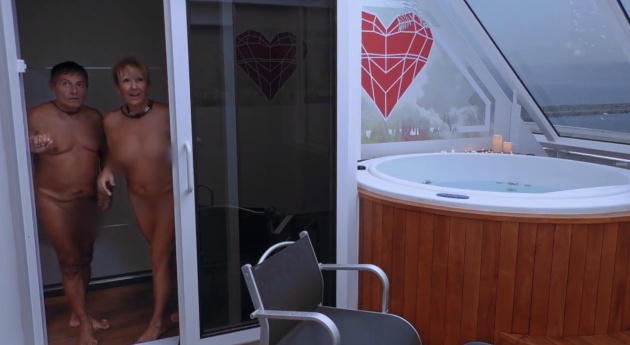 Jero y Adriana se desnudan en 'First Dates: Crucero' Jero y Adriana se desnudan en 'First Dates: Crucero'