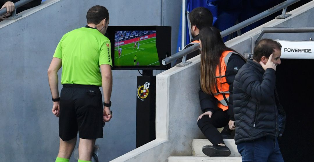 Melero López revisa una acción en un partido entre el Espanyol y Osasuna. Melero López revisa una acción en un partido entre el Espanyol y Osasuna.