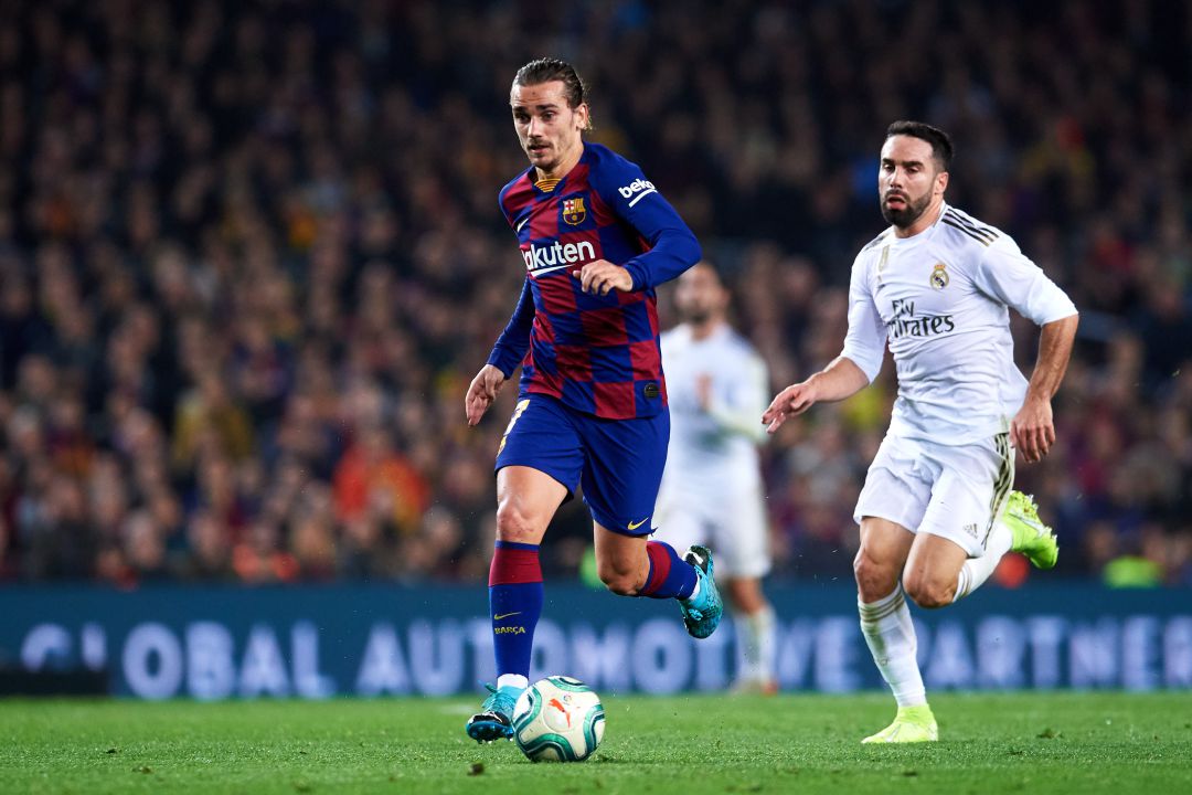 Dani Carvajal persigue a Antoine Griezmann. Dani Carvajal persigue a Antoine Griezmann.
