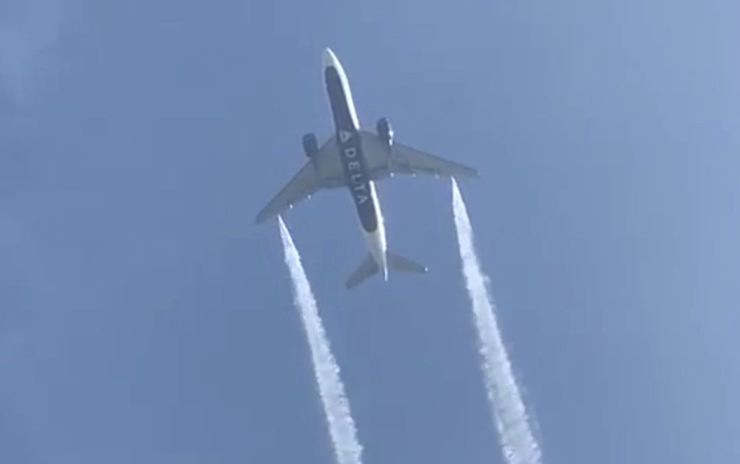 El vuelo 89 de Delta Airlines, un Boeing 777-200, en el momento de soltar el combustible para efectuar el aterrizaje e emergencia. El vuelo 89 de Delta Airlines, un Boeing 777-200, en el momento de soltar el combustible para efectuar el aterrizaje e emergencia.