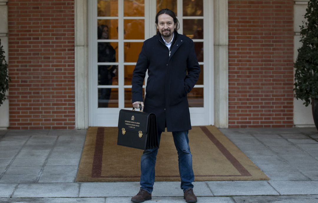 Pablo Iglesias con su cartera. Pablo Iglesias con su cartera.