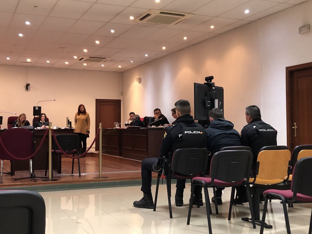 Un momento del juicio por la muerte del joven 'Camarón' de la barriada del Saladillo de Algeciras. Un momento del juicio por la muerte del joven 'Camarón' de la barriada del Saladillo de Algeciras.