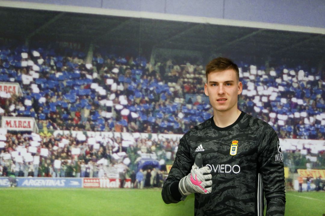 Lunin posa con la camiseta del Oviedo Lunin posa con la camiseta del Oviedo