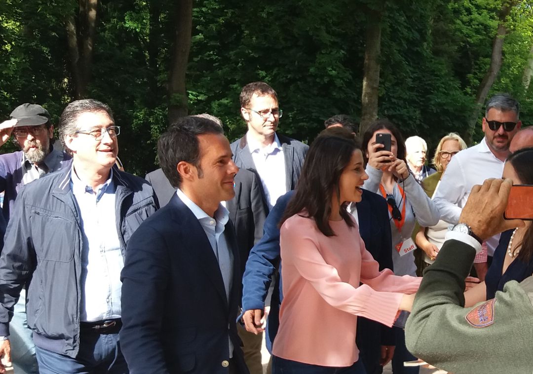 Ignacio Prendes, Ignacio Cuesta e Inés Arrimadas (de izq. a derecha) durante un mitin en Oviedo Ignacio Prendes, Ignacio Cuesta e Inés Arrimadas (de izq. a derecha) durante un mitin en Oviedo