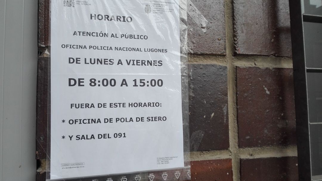 La fachada de la comisaría de Lugones, conun papel informativo sobre el nuevo horario La fachada de la comisaría de Lugones, conun papel informativo sobre el nuevo horario