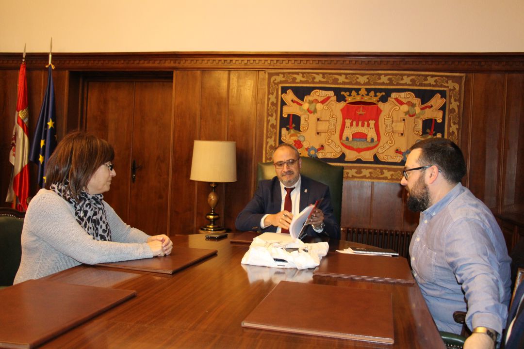 Reunión del alcalde de Ponferrada con los representantes de la ARMH Reunión del alcalde de Ponferrada con los representantes de la ARMH