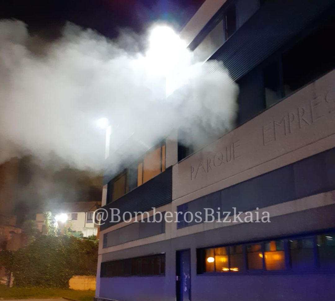 Imagen del fuego declarado en un edificio de oficinas de Leioa Imagen del fuego declarado en un edificio de oficinas de Leioa