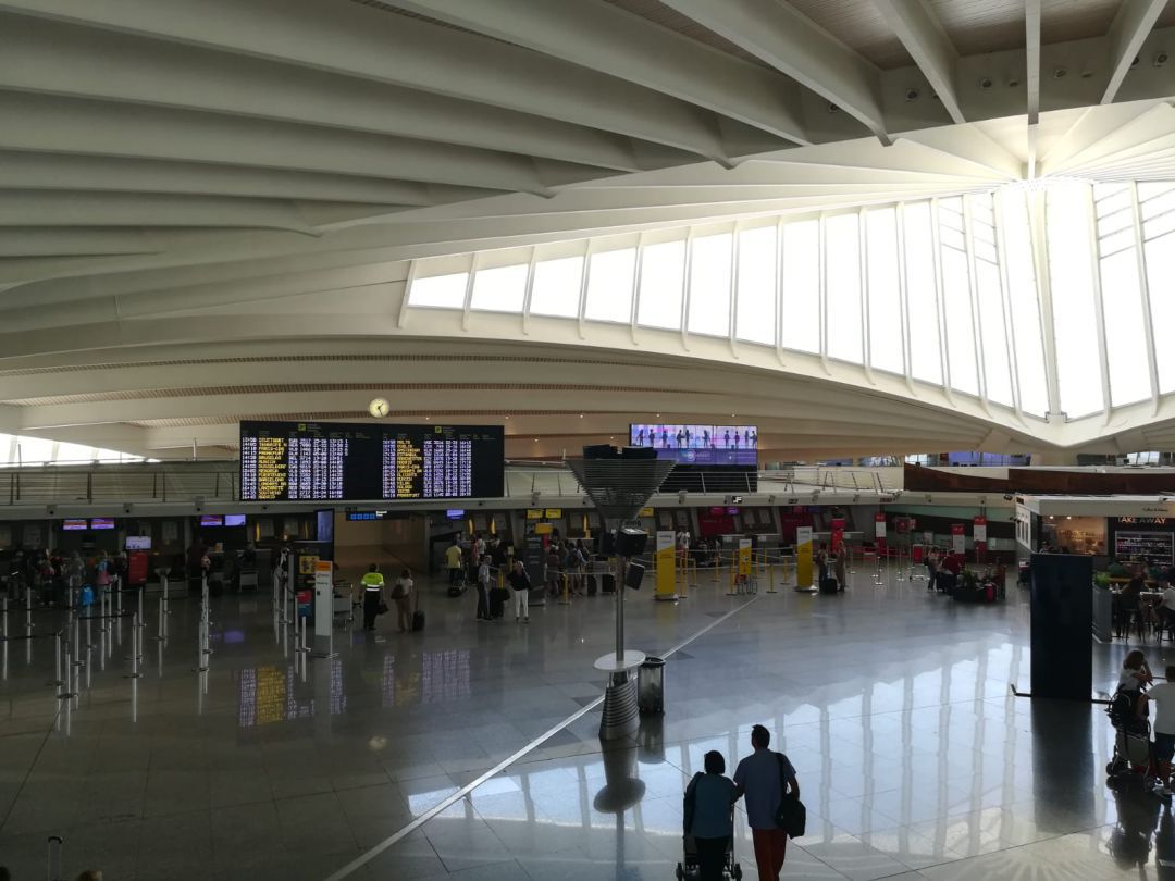 Detectada legionella en las duchas del aeropuerto de Loiu Detectada legionella en las duchas del aeropuerto de Loiu