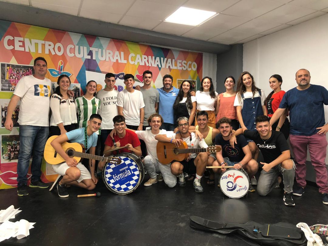 Componentes y autores de la chirigota de Dos Hermanas 'Una chirigota con tablas' Componentes y autores de la chirigota de Dos Hermanas 'Una chirigota con tablas'