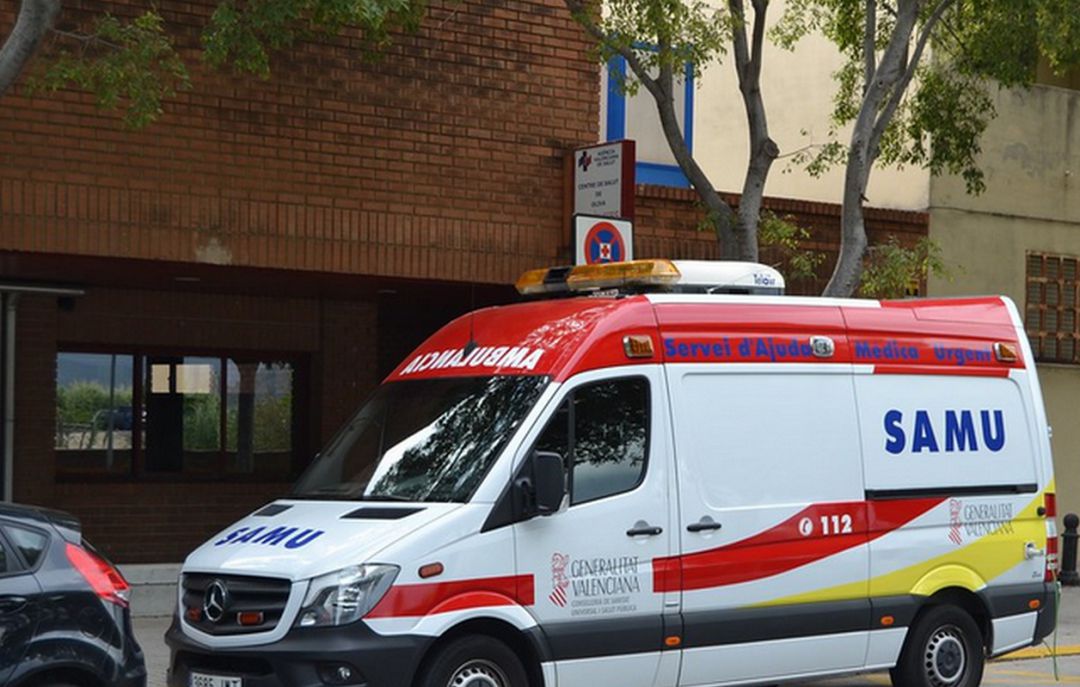 Ambulancia del Samu en el Centro de Salud de Oliva Ambulancia del Samu en el Centro de Salud de Oliva