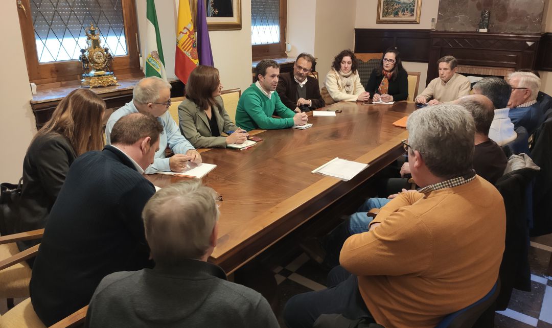 El alcalde ha explicado esa idea a los representantes de asociaciones vecinales de la zona sur El alcalde ha explicado esa idea a los representantes de asociaciones vecinales de la zona sur