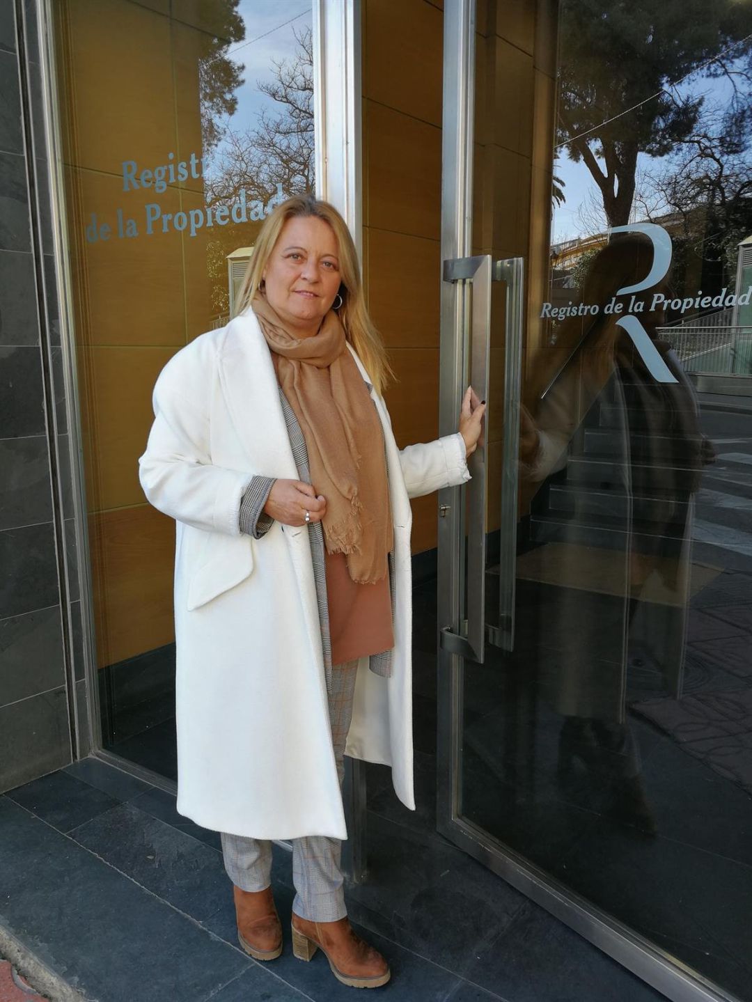La parlamentaria Ángela Hidalgo en el Registro de la Propiedad de Linares. La parlamentaria Ángela Hidalgo en el Registro de la Propiedad de Linares.