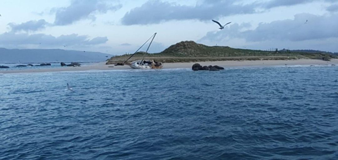 Aparece un barco velero encallado en el islote de Areoso Aparece un barco velero encallado en el islote de Areoso