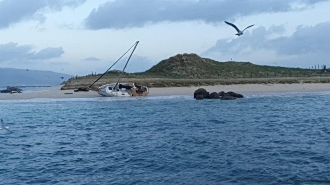 Aparece un barco velero encallado en el islote de Areoso