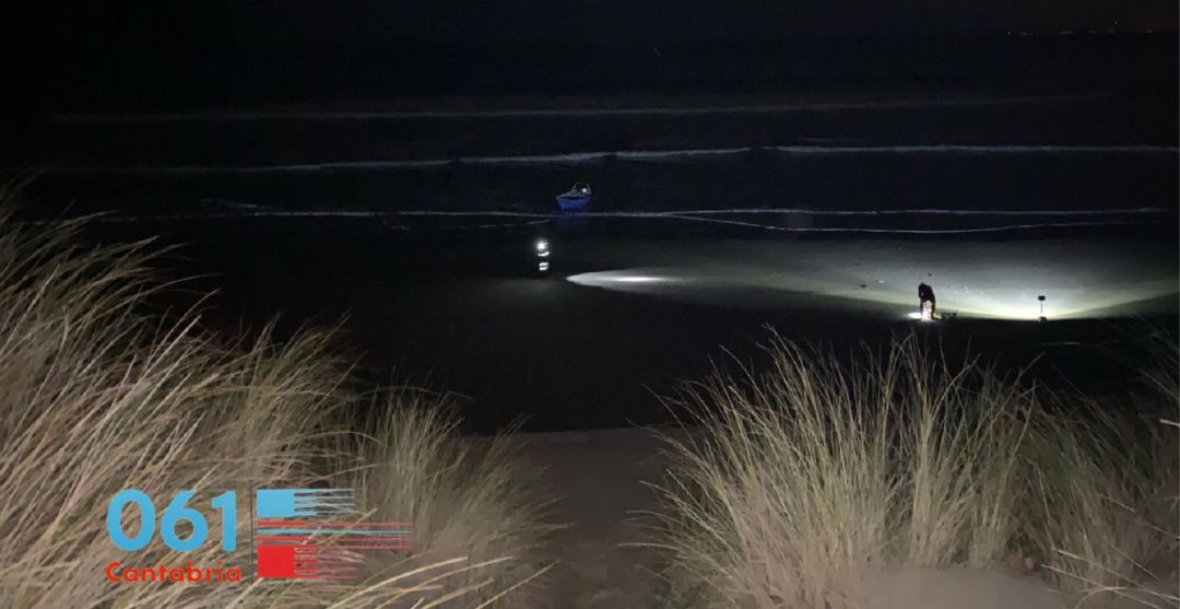 La pequeña embarcación en la que iban los dos pescadores continúa varada en la playa Salvé de Laredo, mientras los servicios de emergencias buscan al hombre desaparecido, arrastrado por la corriente. La pequeña embarcación en la que iban los dos pescadores continúa varada en la playa Salvé de Laredo, mientras los servicios de emergencias buscan al hombre desaparecido, arrastrado por la corriente.