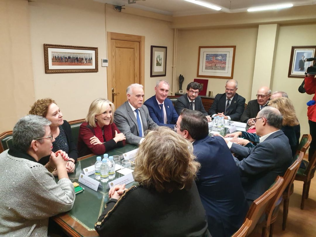 Reunión mantenida entre la consejera de Sanidad y miembros del Colegio de Médicos de Segovia. Reunión mantenida entre la consejera de Sanidad y miembros del Colegio de Médicos de Segovia.